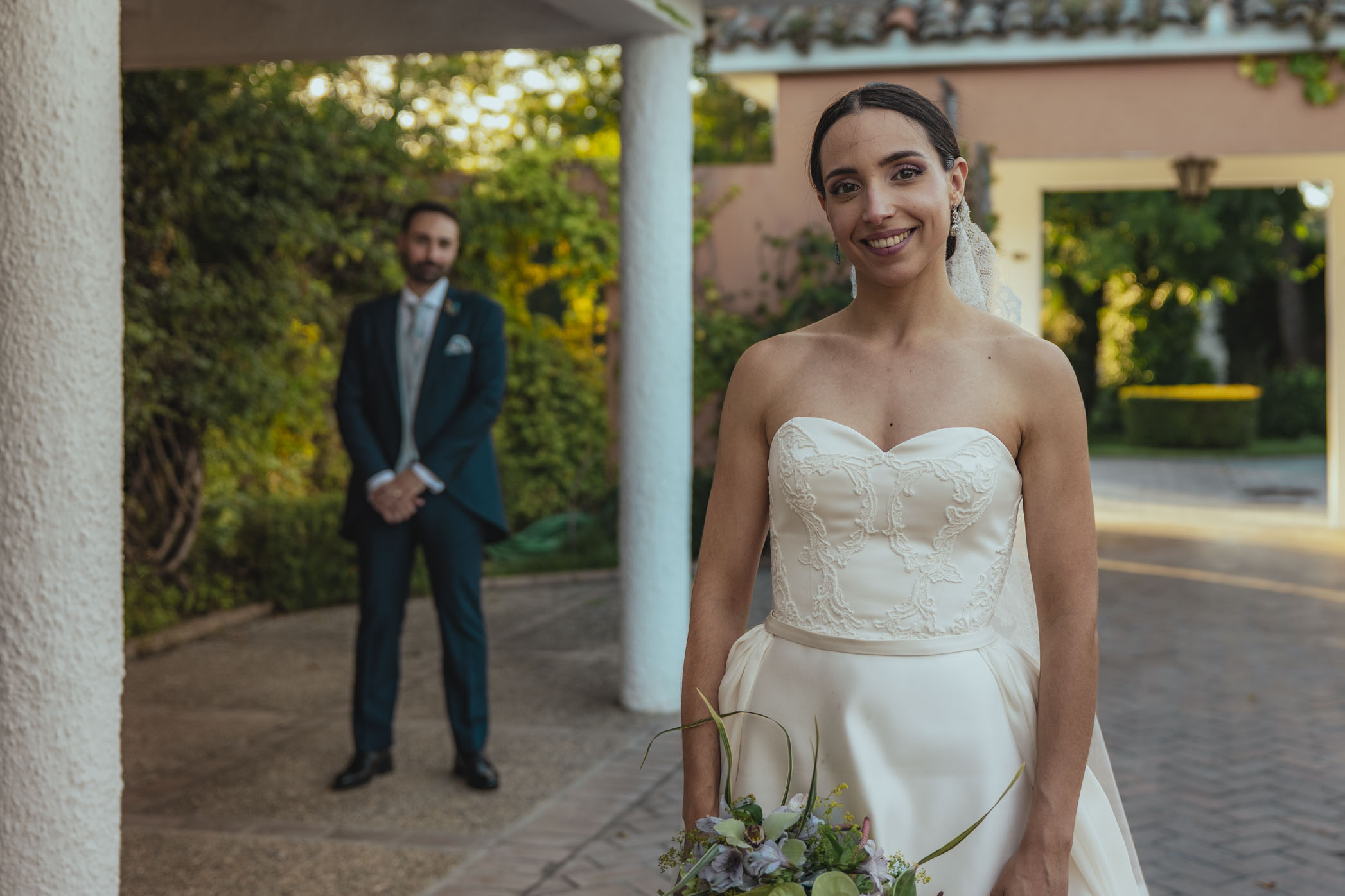 Fotografía natural de los novios en Espacio NÜA, reportaje de boda cerca de Madrid
