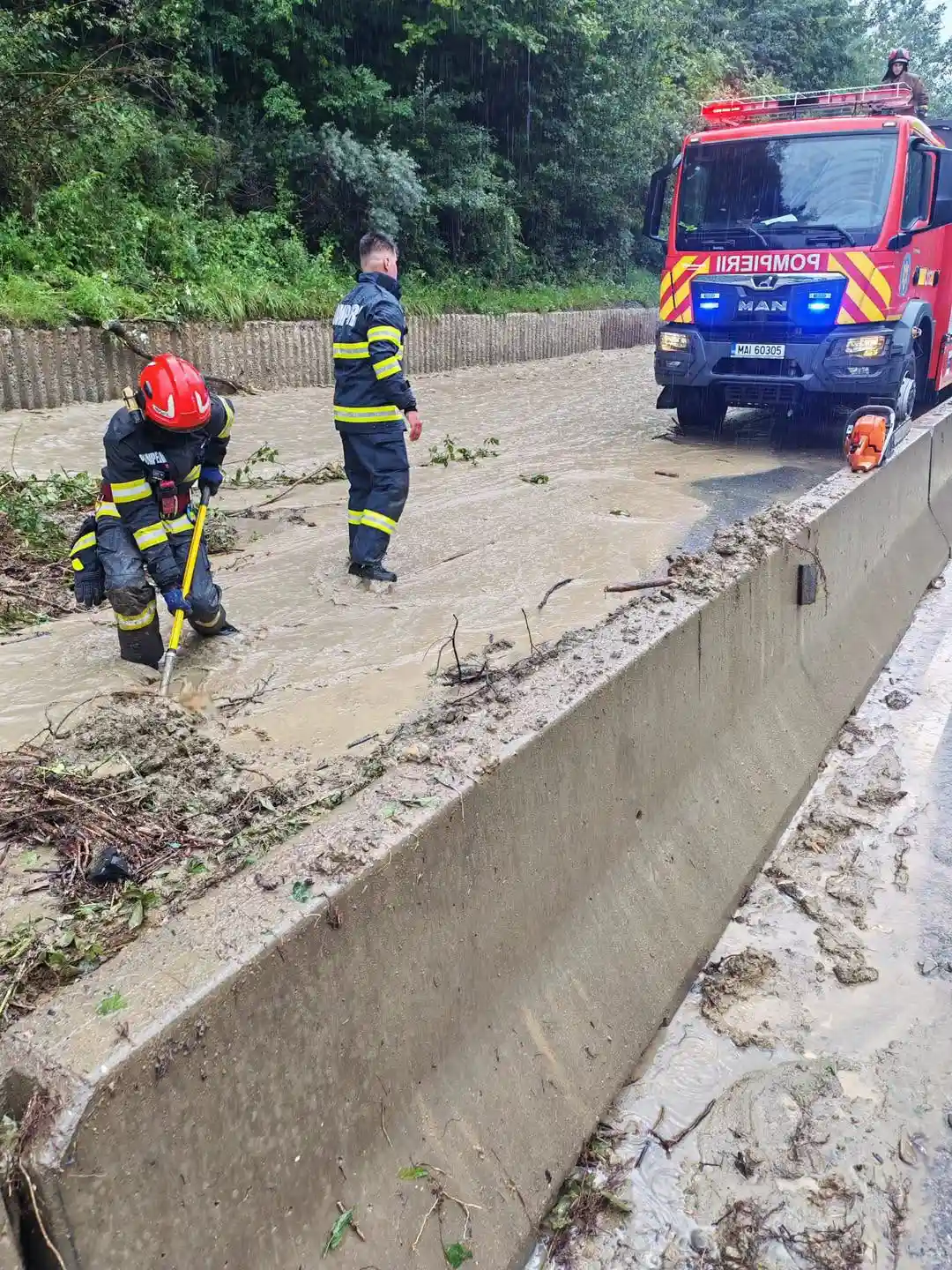 Ploile torențiale blochează DN1 la Comarnic: Trafic îngreunat și intervenții de urgență