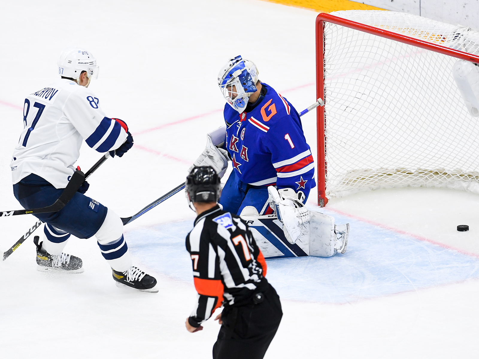 хк динамо москва. кагарлицкий ска. хоккеист динамо москва хоккей. хк динамо москва 2022. кхл.