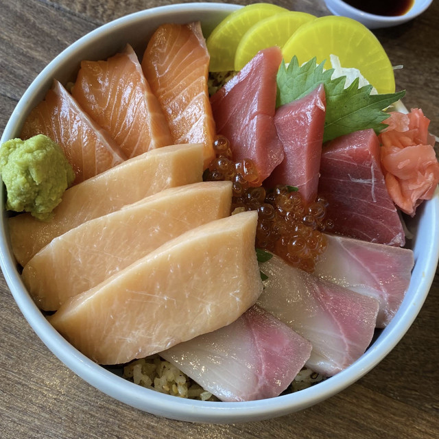 Japanese chirashi don topped with assorted sashimi and ikura at Tanuki Raw