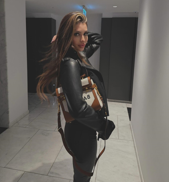 Ferariu-Roxana-Wallpapers-Insta-Fit-Bio-2.jpg