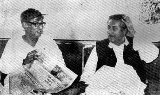 Prominent journalist Zahur Hossain Chowdhury in conversation with Bangabandhu Sheikh Mujibur Rahman.