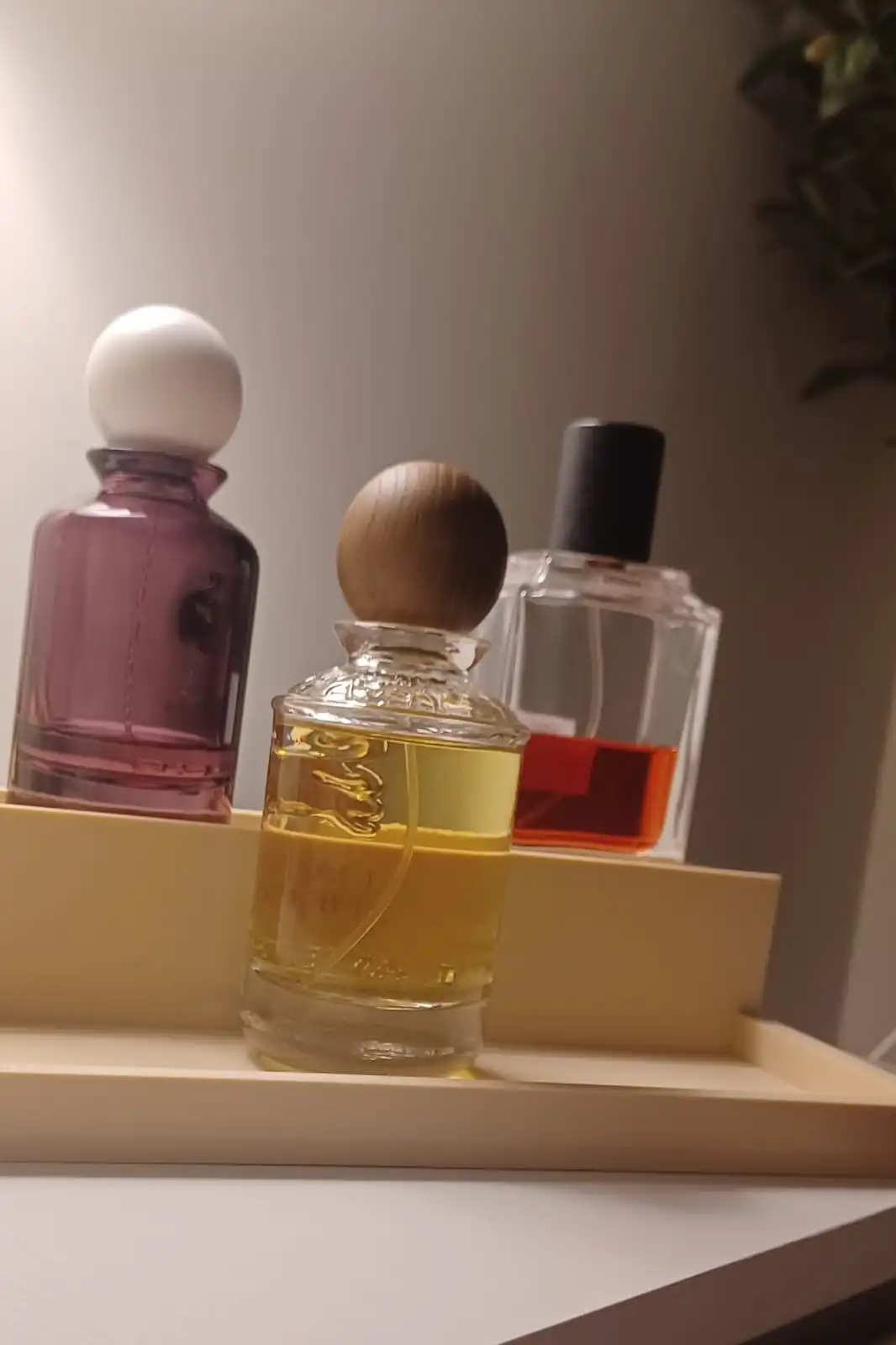 منظم عطور مع رف خفي