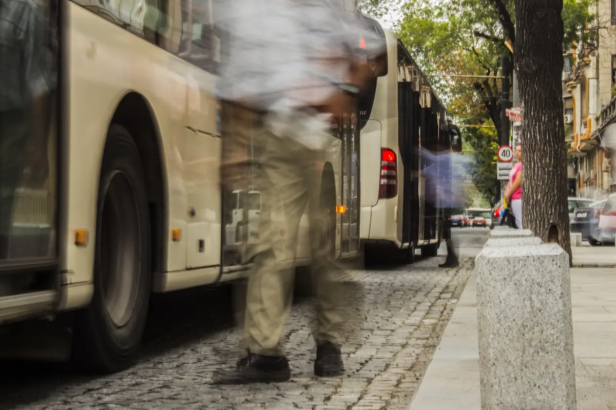 Autobuzul care circulă în ritm de mers pe jos în București. Cum evită alte orașe europene blocajele de trafic