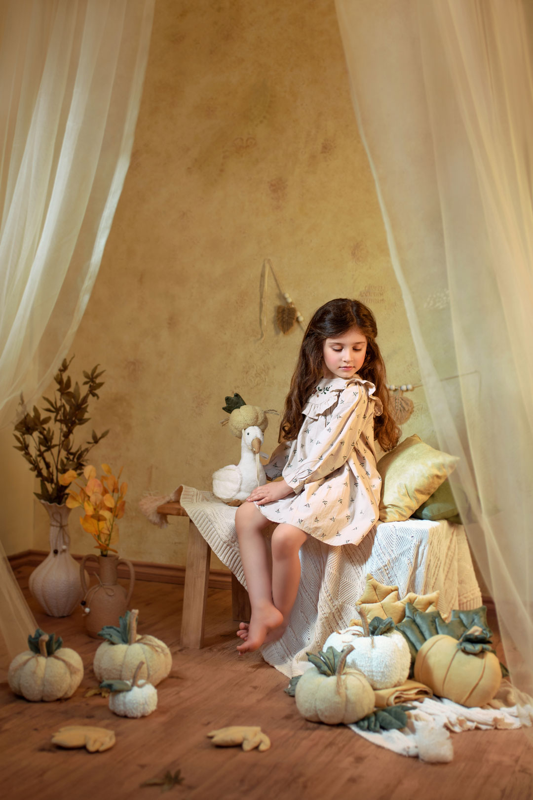 عکاسی کودک در آتلیه کودک نویسا مشهد با دکور روشن و مینیمال