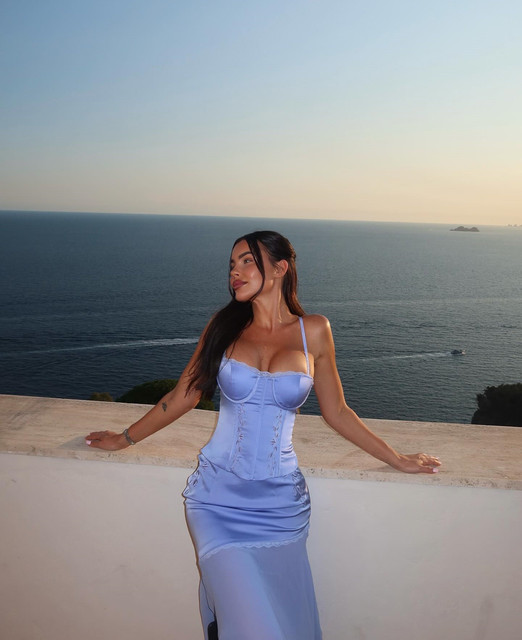 Chrysten-Zenoni-Wallpapers-Insta-Fit-Bio.jpg