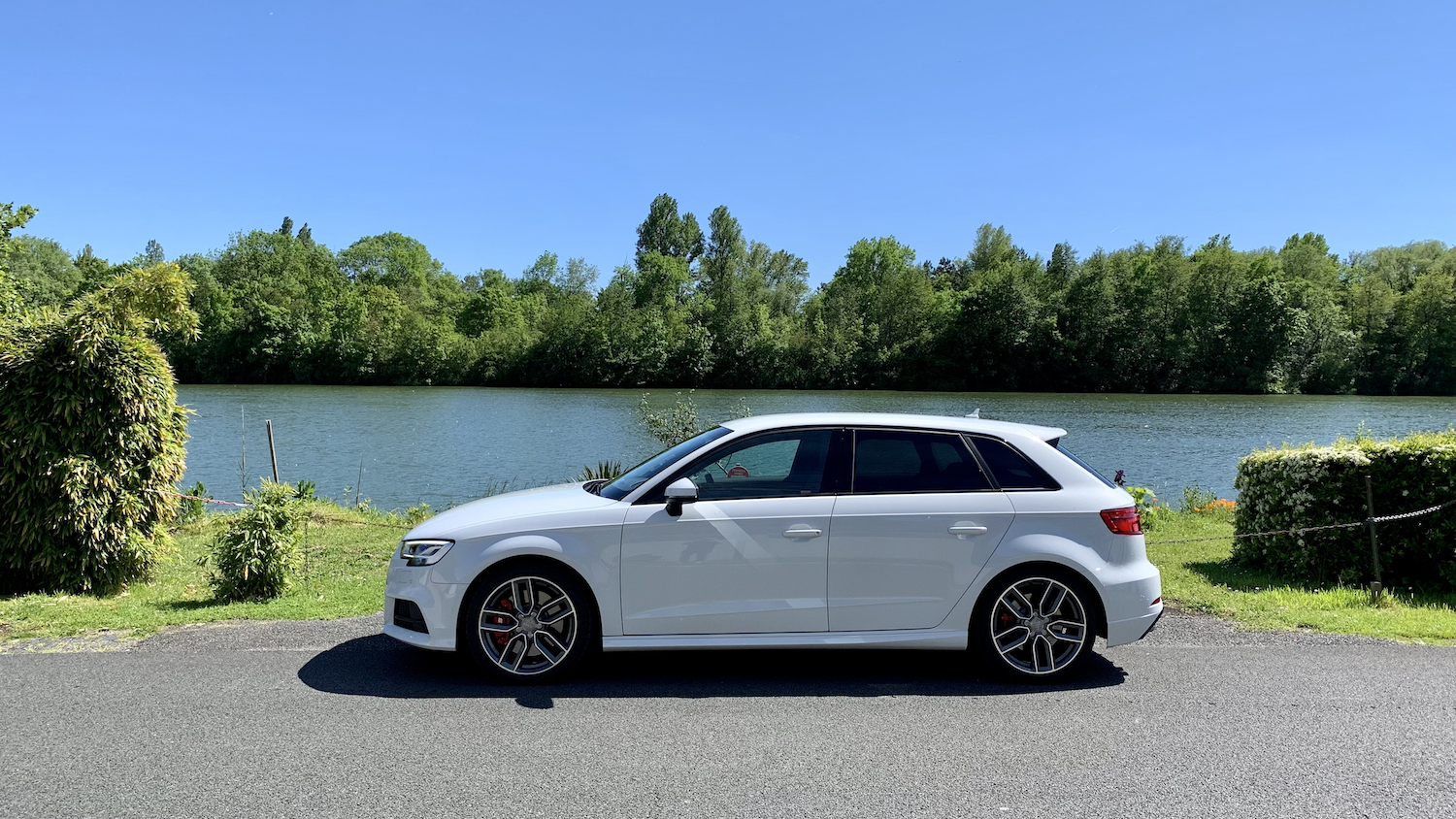 https://i.ibb.co/xqyfLn2/Audi.jpg