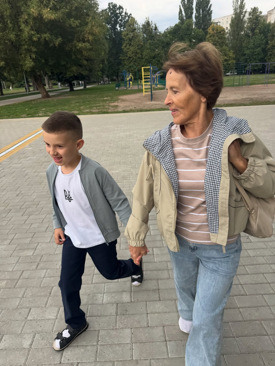 Співи замість слів, спецклас і бабуся-тьютор: як 7-річний житомирянин з аутизмом пішов до школи