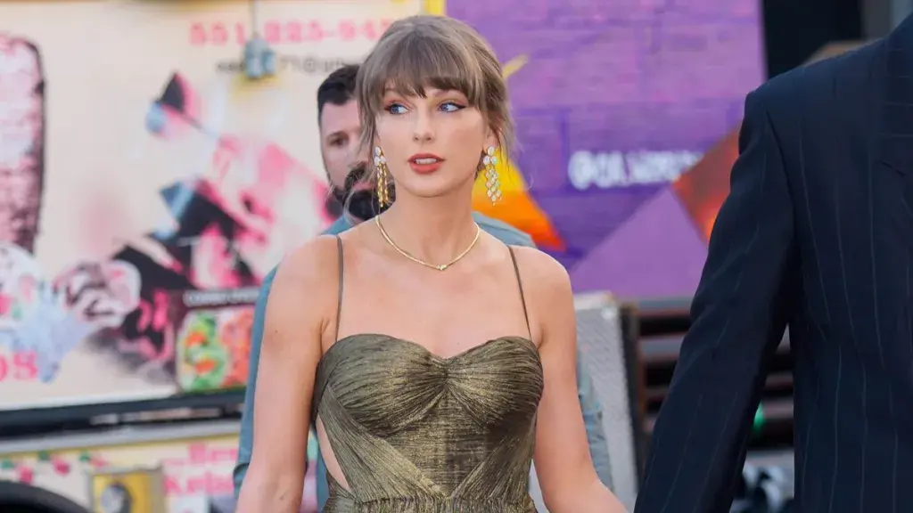 Taylor Swift Steals the Show with Daring Outfit