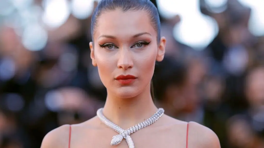 Bella Hadid face o splash în retro Romper în timpul ieșirii cu iahtul