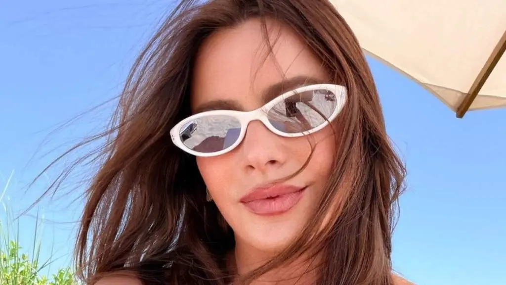 Sofia Vergara's Daring Gown Creates Online Buzz