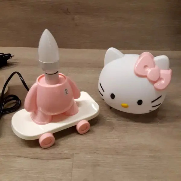 Detalle del velador Hello Kitty desmontado y conexión eléctrica