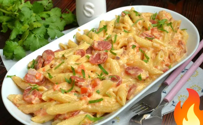 Постер Макароны с копчёными колбасками в томатно-сливочном соусе