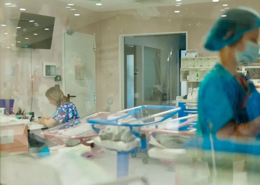 Ajutorul pentru mamele care au născut la Regina Maria continuă acasă