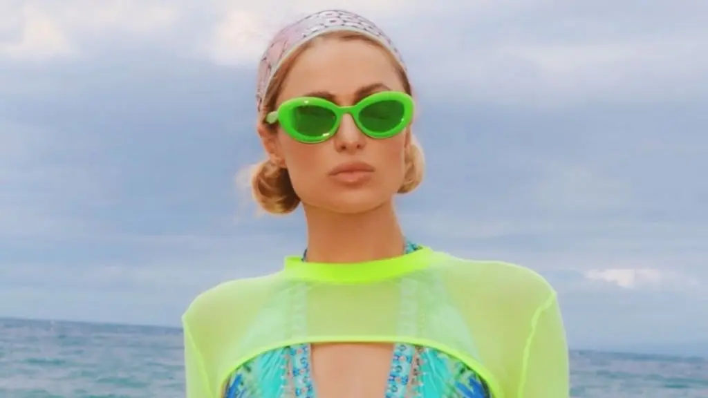 Paris Hilton  ⁇  Monokini plunge tot drumul până la talie în noi fotografii