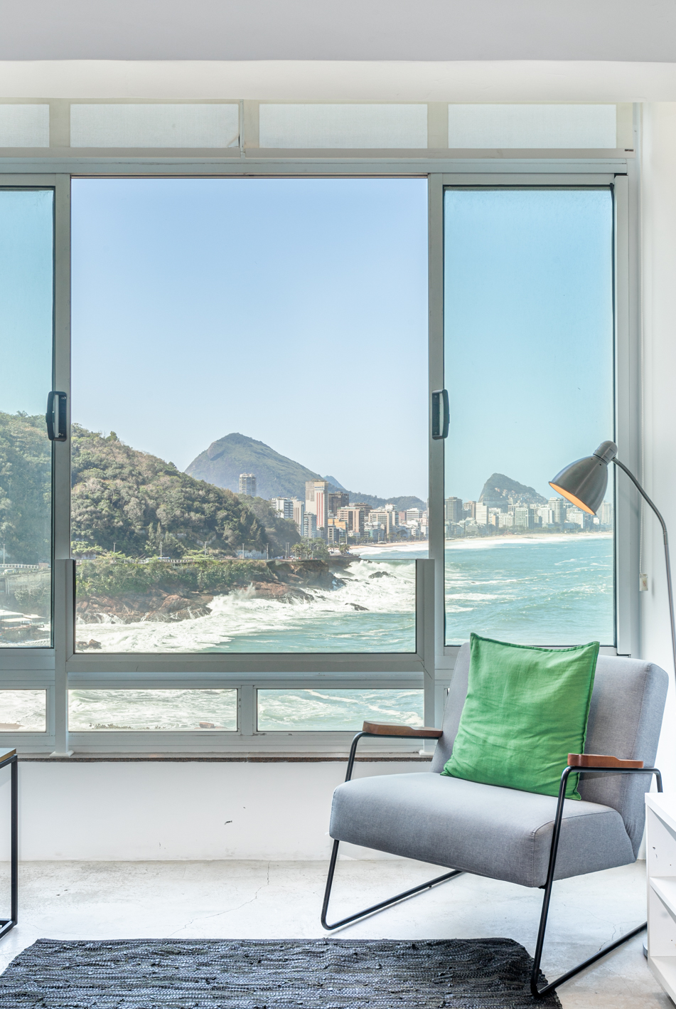 Janela com vista para o mar e a praia