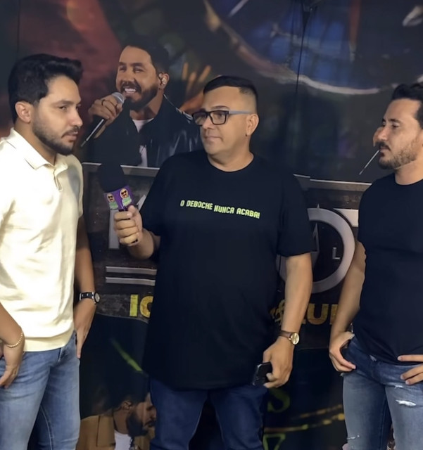 Repórter Tiago Pereira realizando entrevista