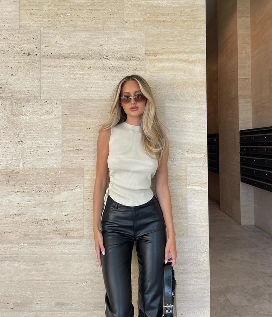 Emily-Venz-Wallpapers-Insta-Fit-Bio-7.jpg
