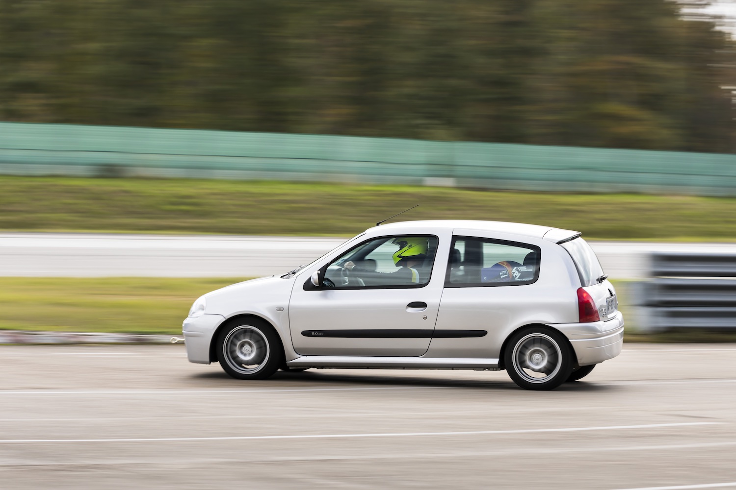 https://i.ibb.co/yS8GWYR/Clio4.jpg
