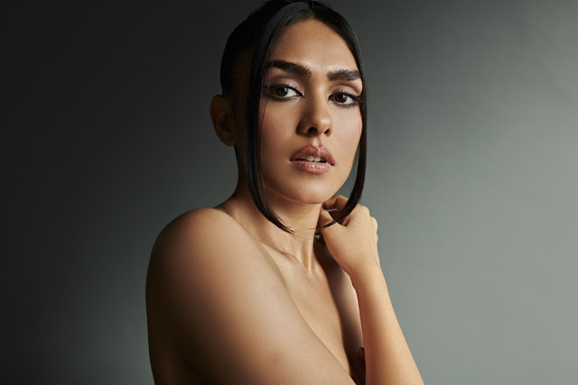 Mrunal-Thakur-2