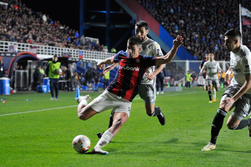 San Lorenzo mereció más que el empate. Racing ganó y encaminó la serie