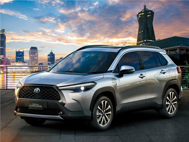 Toyota Corolla Cross - новый кроссовер популярного японского бренда. Новинка станет первым автомобилем этого класса в семействе Corolla. Машина отличается компактными размерами и современным кроссоверным экстерьером. Производитель обещает передовое техническое оснащение и наличие гибридной версии.

Как и все представители этого класса, авто получит неокрашенный пластиковый обвес, установленный в нижней части кузова. Колёсные арки объёмные. На боковых панелях кузова имеются оригинальные направленные друг против друга выштамповки, немного напоминающие подобное оформление у последних моделей Lada.

Салон автомобиля выполнен в соответствии с актуальными тенденциями автомобильной моды. Возможно оформление внутреннего пространства в ярких оттенках. Новинка будет оснащаться современной мультимедийной системой с множеством опций и возможностей. Оснащение авто отвечает всем современным требованиям. Машина получит множество передовых электронных помощников и систем безопасности.

РАЗМЕРЫ
Новая Королла является компактным кроссовером и имеет соответствующие размеры. Её длина – 4460 мм, ширина – 1825 мм и высота – 1620 мм. Колёсная база авто будет равна 2640 мм. Величина дорожного просвета новинки составит порядка 160 мм. Это говорит о достаточно неплохой проходимости машины, но до внедорожных качеств ей очень далеко. Да и для кроссовера такой клиренс, скорее всего, несколько маловат.

Новинка обретёт довольно вместительный багажник объёмом 440 литров. Этого вполне достаточно большинству автомобилистов. Но при необходимости пространство в багажнике можно увеличить путём складывания заднего диванчика для пассажиров.

ДВИГАТЕЛЬ И ТРАНСМИССИЯ
На сегодняшний день известно, что для азиатского рынка Toyota Corolla Cross будет комплектоваться двумя типами двигателей. Один из них – бензиновый объёмом 1,8 литра и мощностью 140 лошадиных сил. С таким типом мотора кроссовер будет доступен лишь в переднеприводной версии.

Также предполагается и гибридная силовая установка. Такой двигатель способен выдать 122 л.с. Им будут оснащать полноприводные машины.

Новинка поступит в продажу исключительно с вариатором.

В настоящее время неизвестно, какие типы силовых агрегатов будут доступны для других рынков. Возможно, они будут такими же.

ИТОГ
Тойота Королла Кросс станет первым кроссовером среди Corolla. Новинка выполнена в духе времени и отвечает всем нынешним тенденциям. Она предполагает наличие экологически более безопасного и прогрессивного гибридного мотора. Но есть и бензиновый двигатель для поклонников традиционных вариантов. При создании авто использованы прогрессивные технологии, позволившие оснастить его множеством актуальных функций безопасности и комфорта.

Новинка не обещает невероятных мощностных и скоростных качеств. Также не порадует она и исключительной проходимостью. Поэтому данное авто – для спокойных водителей, идеальное для города. Но и на трассе оно покажет удивительный комфорт и безопасность.

При своих характеристиках машина позиционируется скорее, как молодёжная. Она отличается футуристическим и необычным внешним дизайном. Он не оставит равнодушными тех, кто следит за автомобильной модой. Такой кроссовер не останется незамеченным на дороге.

Новая Toyota обязательно привлечёт внимание многочисленных поклонников бренда по всему миру. Она сможет заинтересовать многих ценителей Corolla, так как является новой вехой в истории модели. Также автомобиль, по мнению некоторых экспертов, поможет привлечь внимание к марке любителей компактных городских гибридных кроссоверов.

Изначально новинка будет собираться в Таиланде. Первые продажи её начнутся в этой стране и некоторых иных государствах Азии. Старт продаж должен состояться до конца 2020 года. Но точная дата его неизвестна.

На остальные рынки авто должно поступить лишь в 2021 году. Ожидается его появление и в России. На сегодняшний день информация о ценах и комплектациях для нашей страны отсутствует.