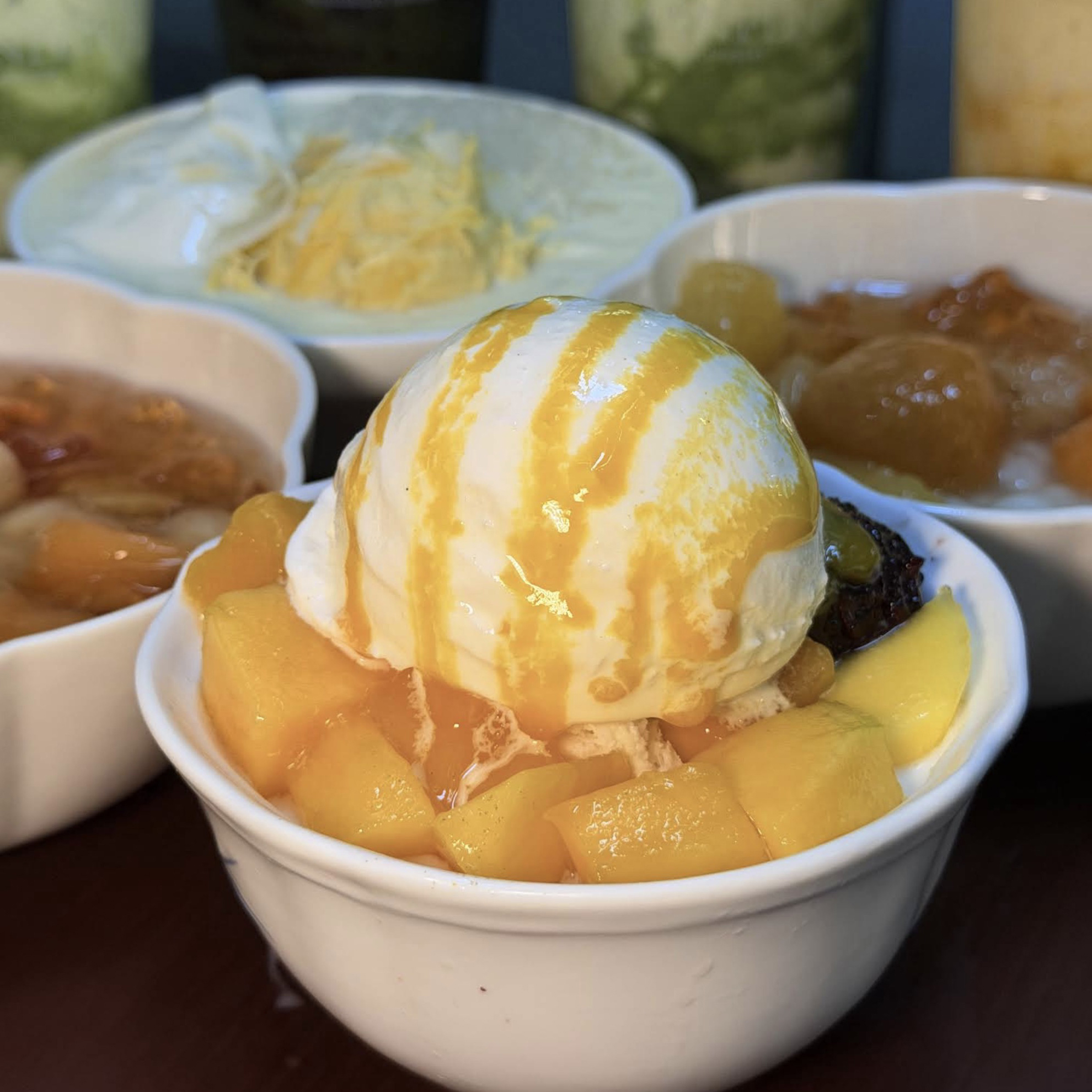 Chinese sweet soup dessert bowls at YIMANFEN