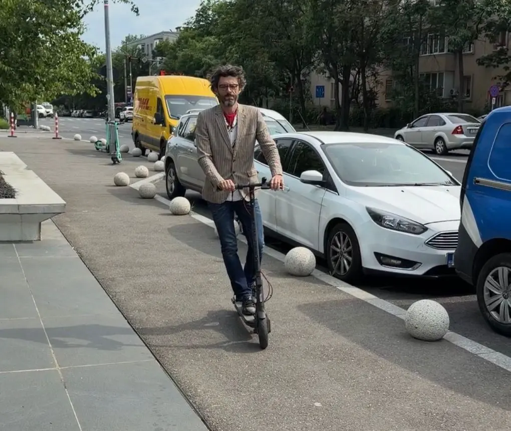 De ce am renunțat la mașină pentru o trotinetă electrică în traficul din București