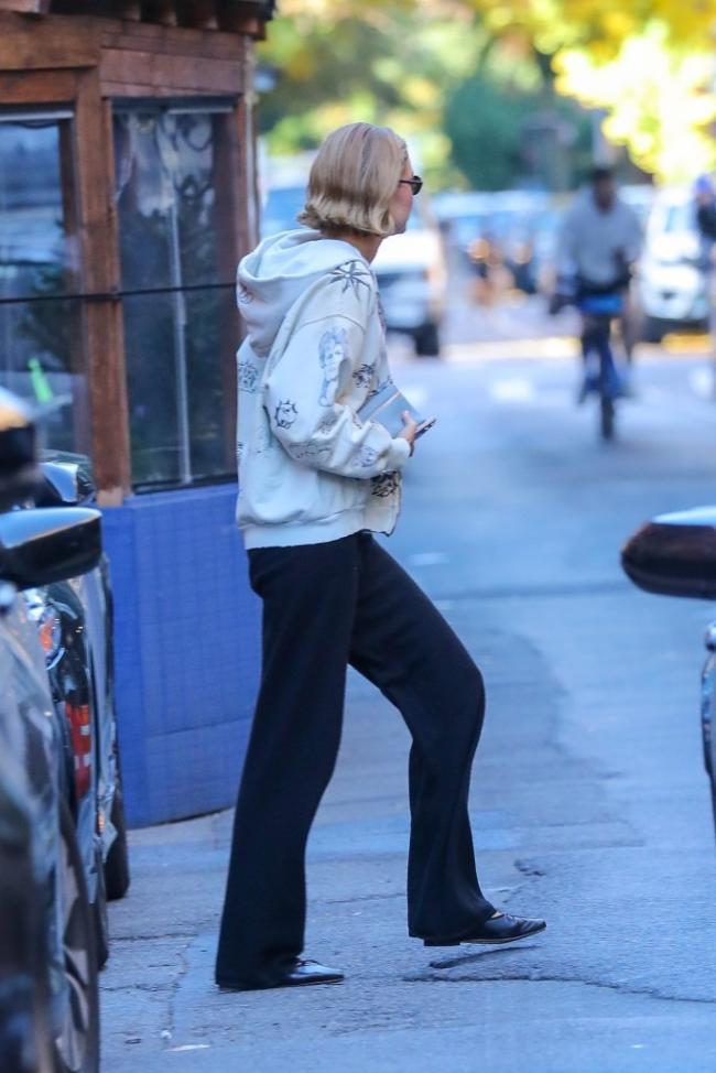 Gigi Hadid salió a la calle el jueves en la ciudad de Nueva York.Spartano / CUADRÍCULA TRASERA