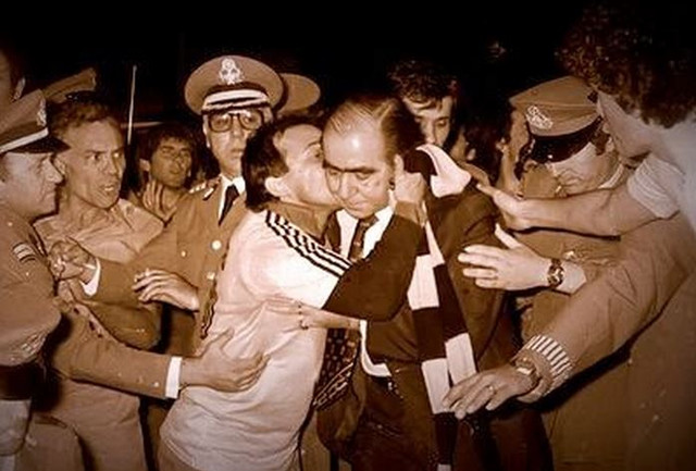Ήδη από τον Μάρτιο του 1974 ο Λουκάς Μπάρλος είχε ανακηρυχθεί πρόεδρος της «Ένωσης» και προσπαθούσε να την επαναφέρει στις επιτυχίες, ύστερα από σχεδόν τρία χρόνια «ξηρασίας». Στο πλαίσιο αυτού του εγχειρήματος, ο Θεσσαλονικιός επιχειρηματίας προσέλαβε τον γεννημένο στην Αυστροουγγαρία (σ.σ. μετέπειτα Τσεχία) τεχνικό Φράντισεκ Φάντρονκ.
Την ίδια περίοδο ήρθαν στη Νέα Φιλαδέλφεια παίκτες όπως οι Χρήστος Αρδίζογλου, Γιώργος Σκρέκης, Γιώργος Δέδες, Βάλτερ Βάγκνερ και Τίμο Τσανλάιτερ.
Επιπλέον, το καλοκαίρι του 1976, την κιτρινόμαυρη φανέλα με τον δικέφαλο αετό στο στήθος φόρεσαν οι Θωμάς Μαύρος (από τον Πανιώνιο), Τάκης Νικολούδης (από τον Ηρακλή) και Νίκος Χρηστίδης (από τον Άρη).