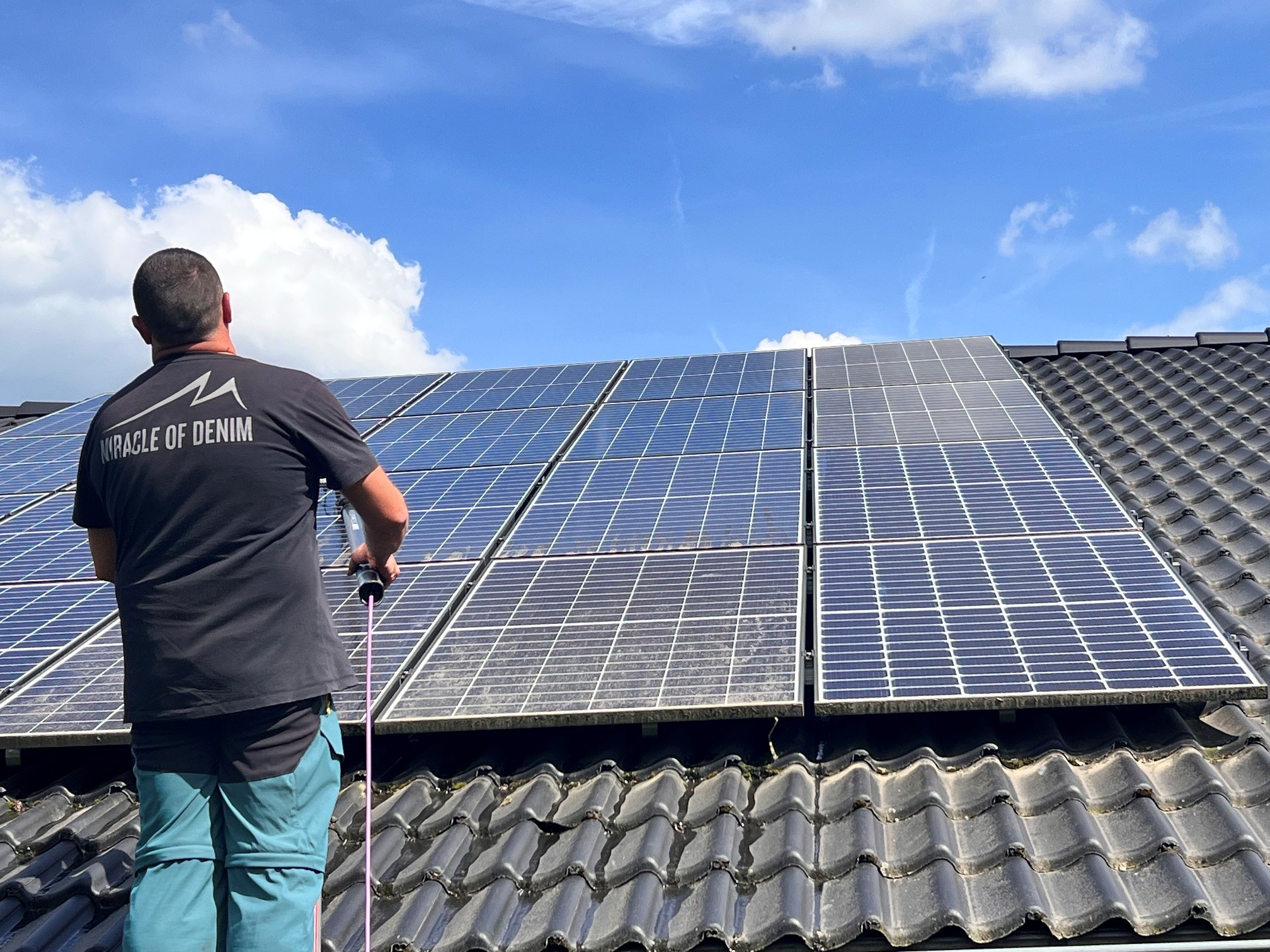 Karl Zeider bei der Reinigung einer stark verschmutzten PV-Dachanlage in Gummersbach-Gummeroth
