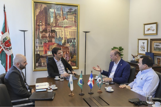 Santiago y Curitiba establecerán cooperación en municipalidad inteligente      .