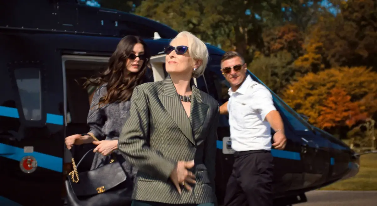 „Diavolul se îmbracă de la Prada 2”: Comedia anului, un succes răsunător în cinema și streaming