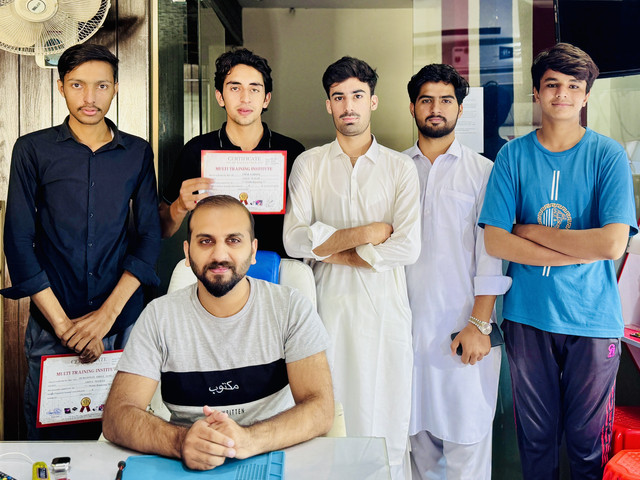 Mobile Repairing Course i Smart Training Institute (20).jpg