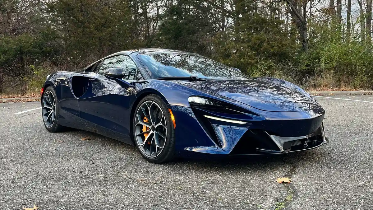 McLaren Artura: Supercarul care îmbină performanța cu confortul zilnic