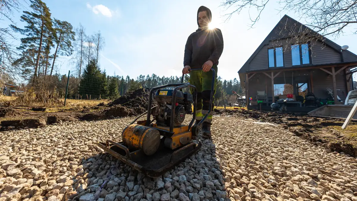 Drumuri de pietriș: Întreținere eficientă, fără costuri mari