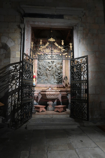 Sé do Porto Baptisterium.jpg