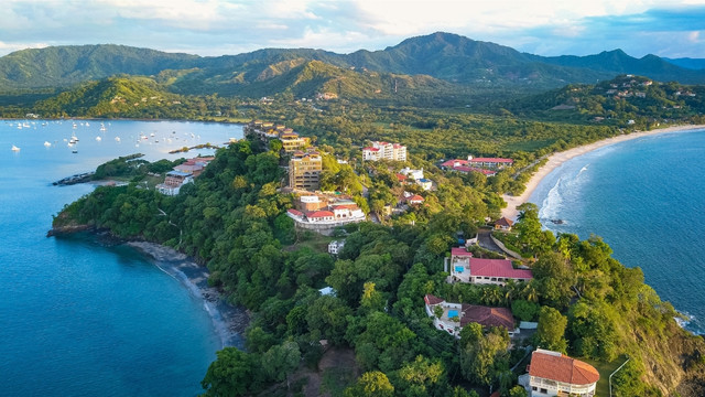 Luxury beachfront villas with panoramic ocean views in Costa Rica, showcasing prime real estate investment opportunities for international buyers in 2025.