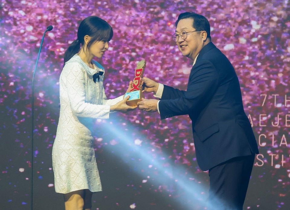 [대전특수영상영화제] 박보영, 연기상 대상 영예… ‘폭싹 속았수다’ 기술상 2관왕 쾌거