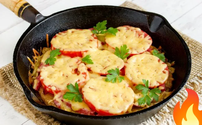 Постер Картофельная пицца с колбасой и помидорами (в сковороде)