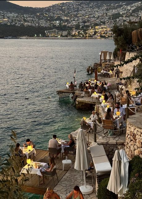 Стол для ужина у моря в Mahal