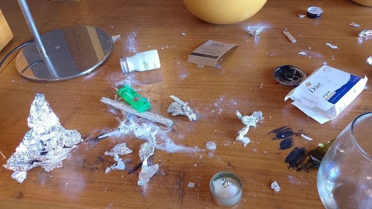 Fotografías obtenidas por el medio de noticias argentino La Nación mostraron aparentes drogas, parafernalia y alcohol esparcidos por toda la habitación destrozada donde Payne se había estado quedando..