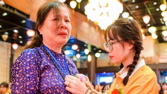 Mặc nắng nóng cao điểm hàng nghìn người dự lễ Vu Lan tại chùa Tam Chúc