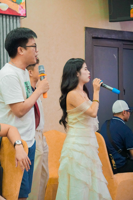 Thành viên Bắp Media hát trên sân khấu Gala Dinner