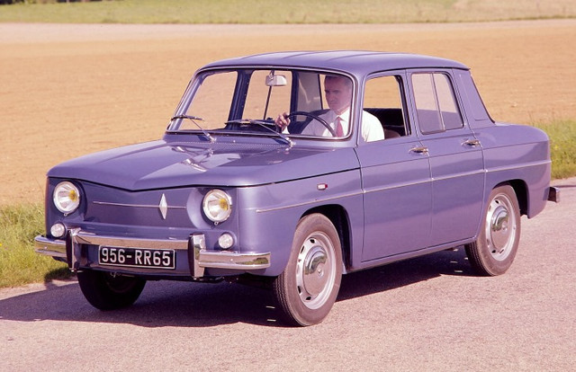 Автомобиль Renault 8 начали выпускать во Франции в 1962 году.

Это был компактный четырёхдверный седан заднемоторной компоновки, а одной из особенностей его конструкции стали дисковые тормоза на всех колёсах (у некоторых версий, выпускающихся за пределами Франции были более традиционные барабанные тормоза).

Renault 8 оснащался четырёхцилиндровым бензиновым мотором объёмом 956 кубических сантиметров (44 л. с.) в сочетании с механической коробкой передач. В 1963 году дебютировал вариант с трёхступенчатой автоматической трансмиссией: это была коробка без гидравлики с электромеханическим приводом, автоматическим сцеплением и кнопочным управлением. 1964 году на «Рено 8» начали ставить 1,1-литровый двигатель мощностью 50 л. с., а ещё в гамме появилась «спортивная» версия Gordini с форсированным до 90 сил мотором, четырёхступенчатой коробкой передач и модернизированной подвеской. Позднее Renault 8 Gordini получил 1,3-литровый мотор, развивающий 100 л. с., а мощность стандартного 1,1-литрового двигателя увеличили до 60 сил.

Более дорогая версия модели с изменённым дизайном вышла на рынок в 1965 году под именем Renault 10.

Автомобили выпускались не только во Франции, но также в Испании, Болгарии, Австралии, Канаде, Марокко, Алжире, а в Румынии машину делали под маркой Dacia. Производство модели во Франции завершилось в 1973 году, дольше всего «Рено 8» выпускали в Испании — до 1976 года.