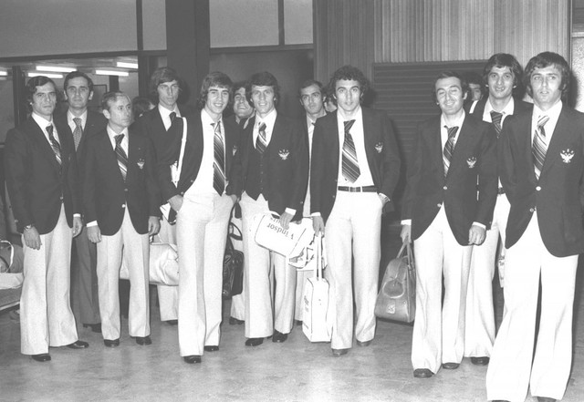 1976-77 ΑΝΑΧΩΡΗΣΗ ΓΙΑ ΑΓΓΛΙΑ
