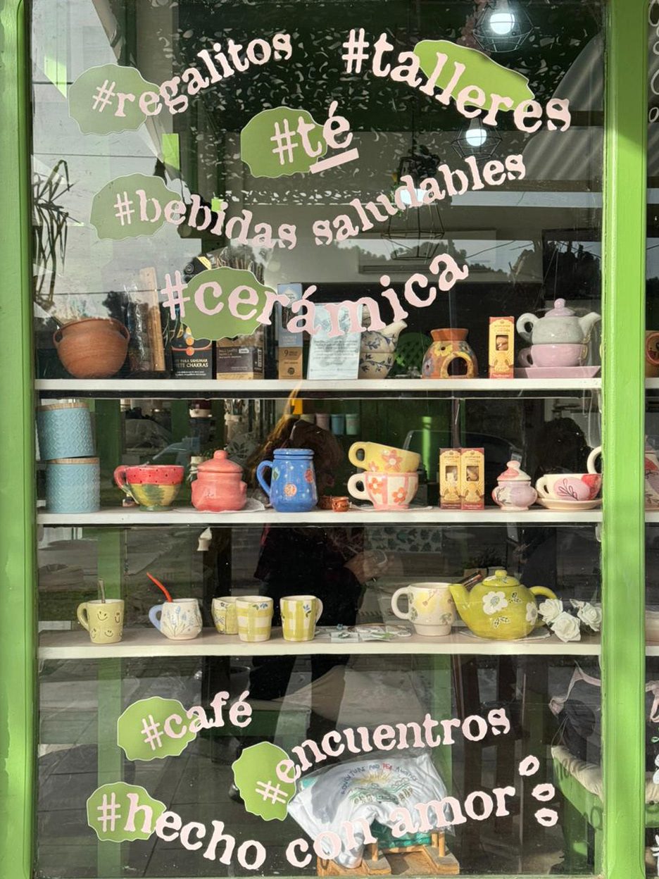 Vidriera real con stickers en verde y marco botánico en rosa