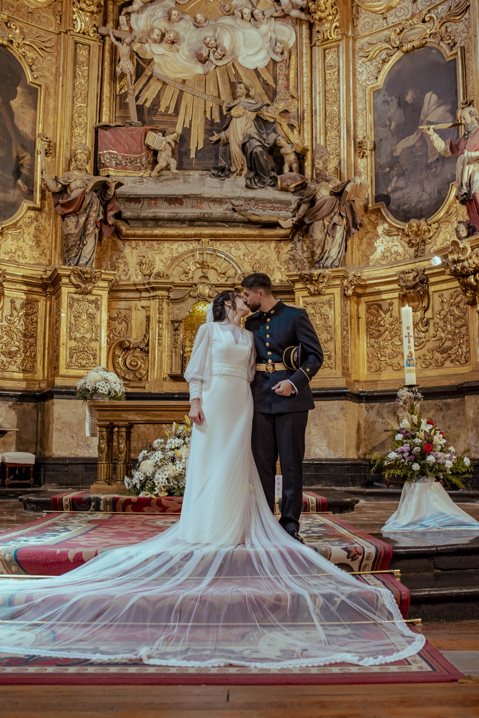Fotografía de boda en Zaragoza del primer beso de los novios como recién casados tras la ceremonia religiosa