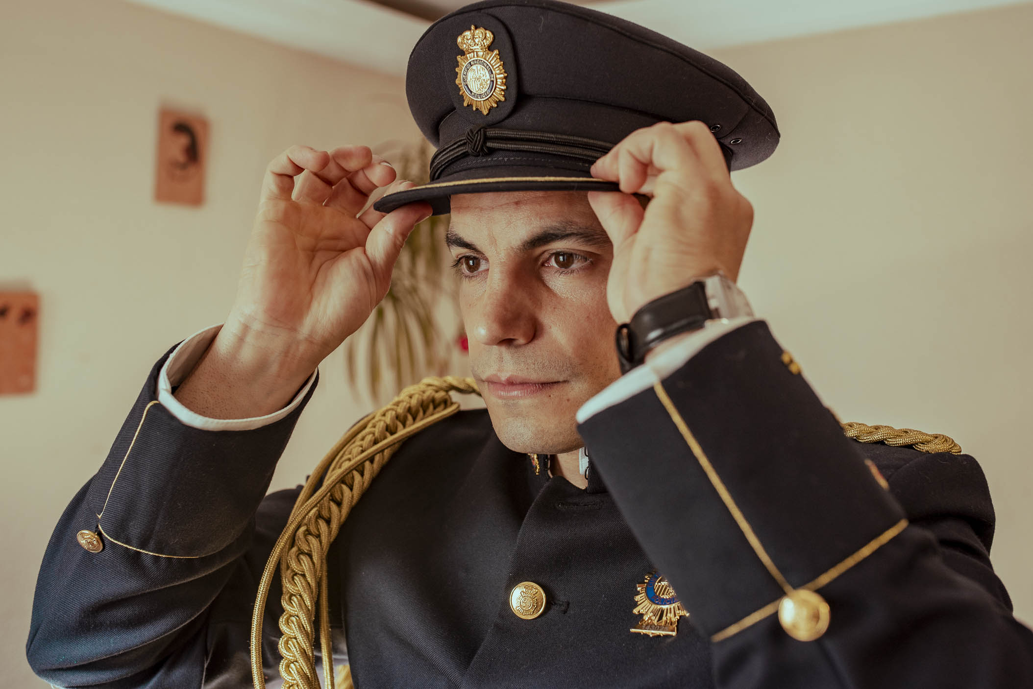Fotografía de boda en Zaragoza de Héctor preparándose para la ceremonia rodeado de sus familiares