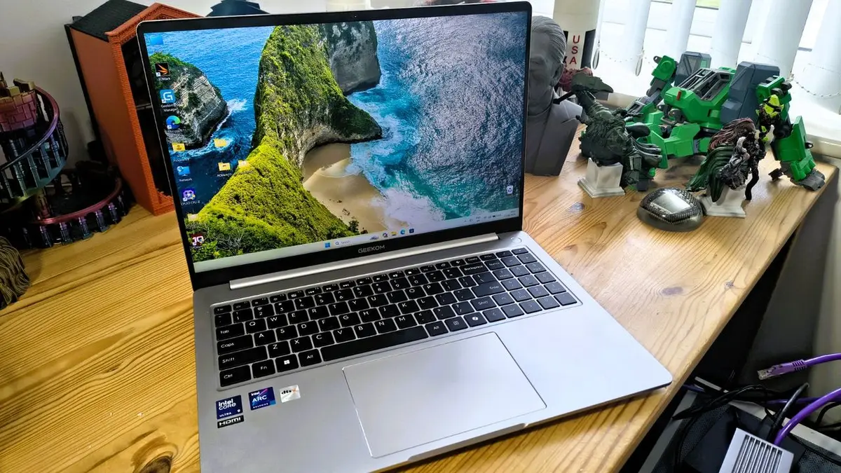 The Geekom GeekBook M16: A Powerhouse for Professionals
